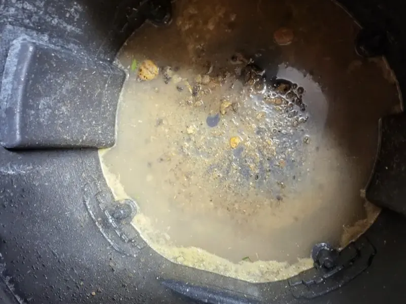 진천 석션 통 바닥에 가라앉은 찌꺼기