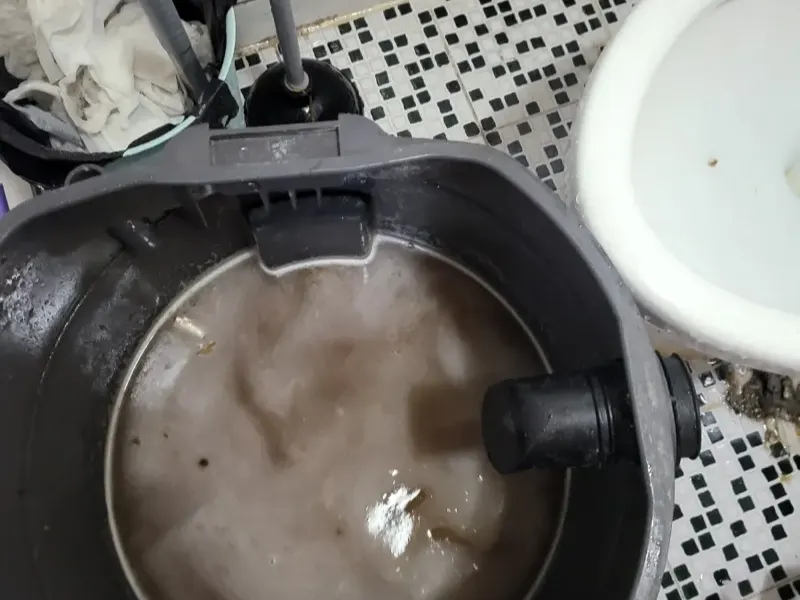 진천 석션 장비 통에 모인 오수